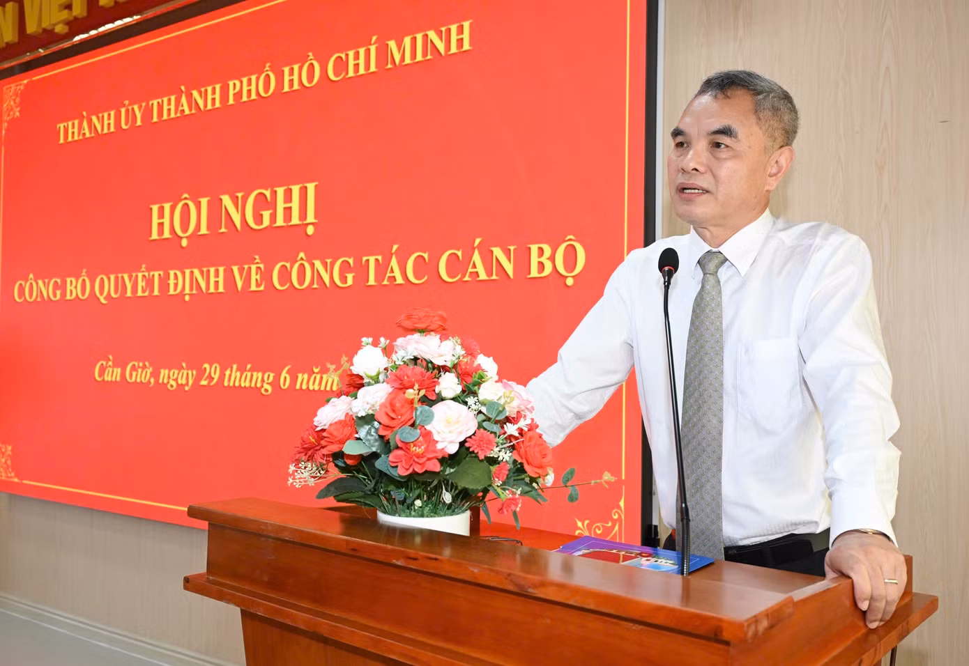 Tân Phó Bí thư Đảng ủy xã Cần Giờ Mai Trung Hưng phát biểu nhận nhiệm vụ. Ảnh: Việt Dũng