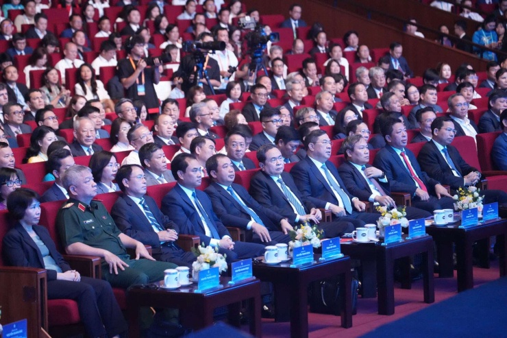 Các vị lãnh đạo cùng đại biểu dự Hội nghị Công bố Quy hoạch Thủ đô Hà Nội tầm nhìn 100 năm và Xúc tiến đầu tư năm 2026 tổ chức sáng nay 29/6. Ảnh Sông Bùi.