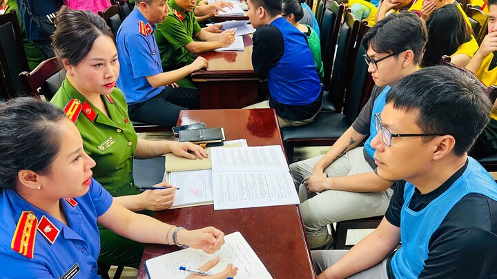 Công an Hà Nội lấy lời khai các đối tượng.
