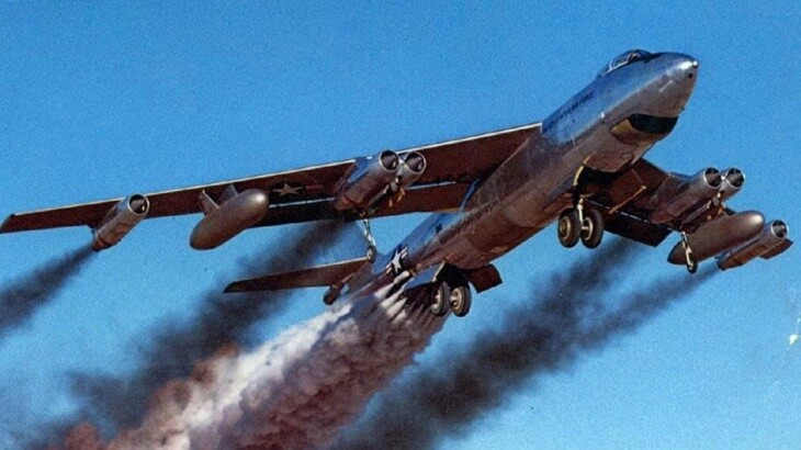 Máy bay Boeing B-47B cất cánh bằng tên lửa hỗ trợ, ngày 15/4/1954. (Nguồn: Không quân Mỹ)
