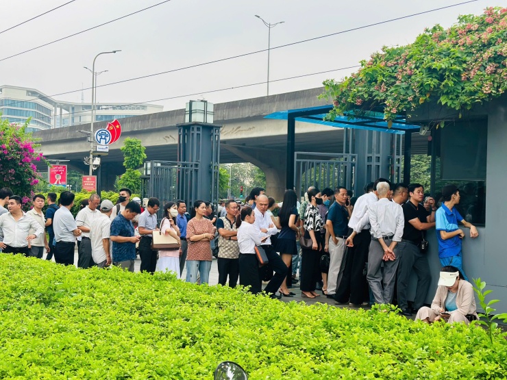 Tại khu vực phát vé của Bảo tàng Hà Nội, không khí vừa trật tự vừa sôi nổi. Nhiều gia đình đưa cả người cao tuổi cùng đến tham quan.
