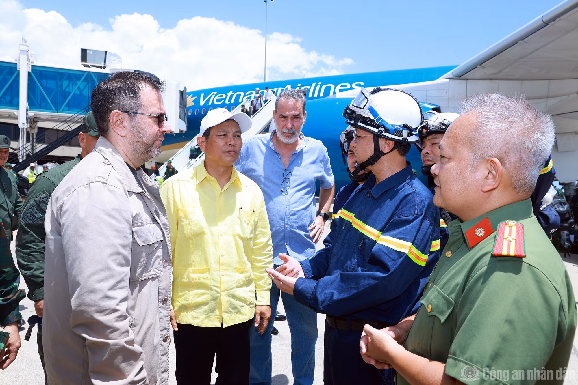 Đón đoàn tại sân bay là Ngoại trưởng Venezuela Yván Gil Pinto và Đại sứ Việt Nam tại Venezuela Vũ Trung Mỹ.