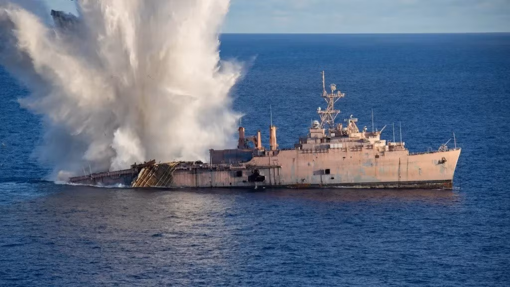 Tàu USS Juneau cũ (đã loại biên) bị trúng ngư lôi phóng từ một tàu ngầm Nhật Bản không được tiết lộ danh tính trong cuộc diễn tập đánh chìm mục tiêu (SINKEX) thuộc khuôn khổ cuộc tập trận Valiant Shield ngày 27/6/2026. Ảnh: Hải quân Mỹ.