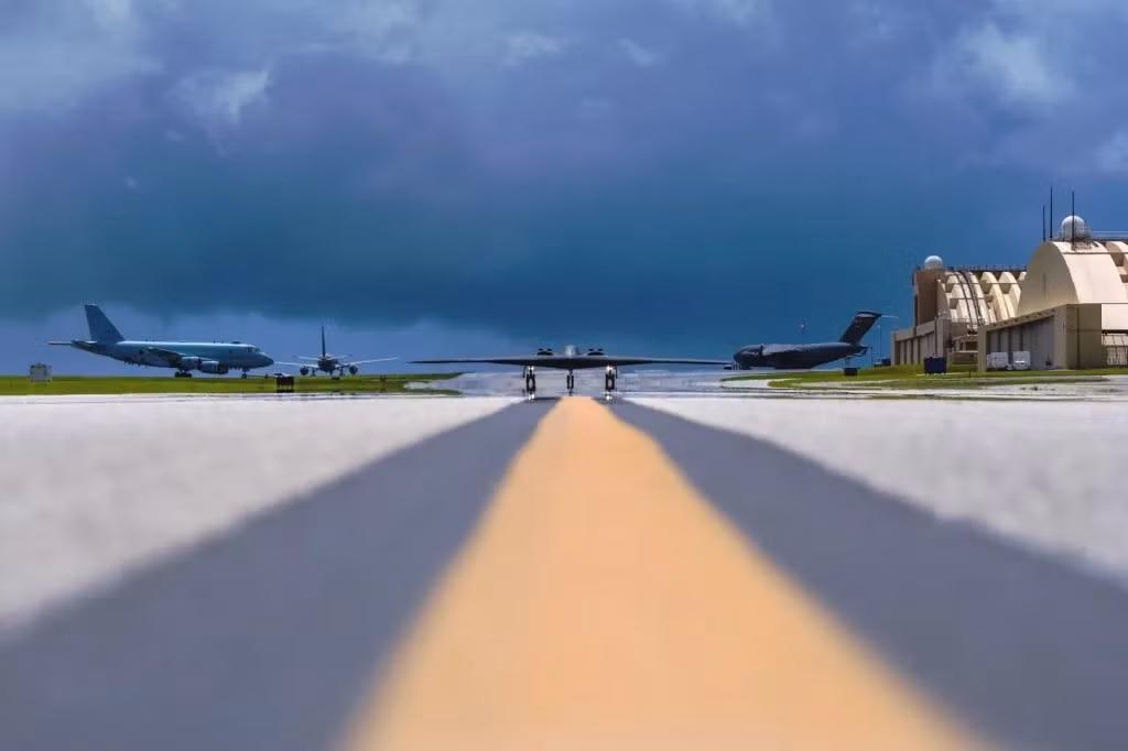 Máy bay ném bom B-2 cùng các máy bay khác tại căn cứ không quân Andersen trên đảo Guam. Ảnh: Không quân Mỹ.