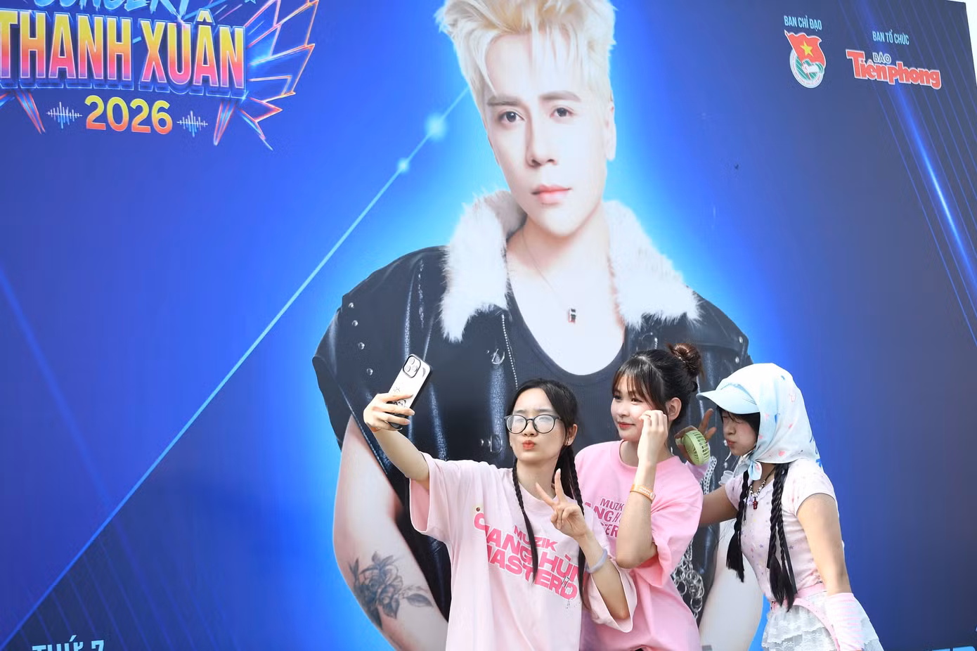 Sắc hồng từ nhóm hâm mộ Quang Hùng MasterD nổi bật giữa không gian concert.