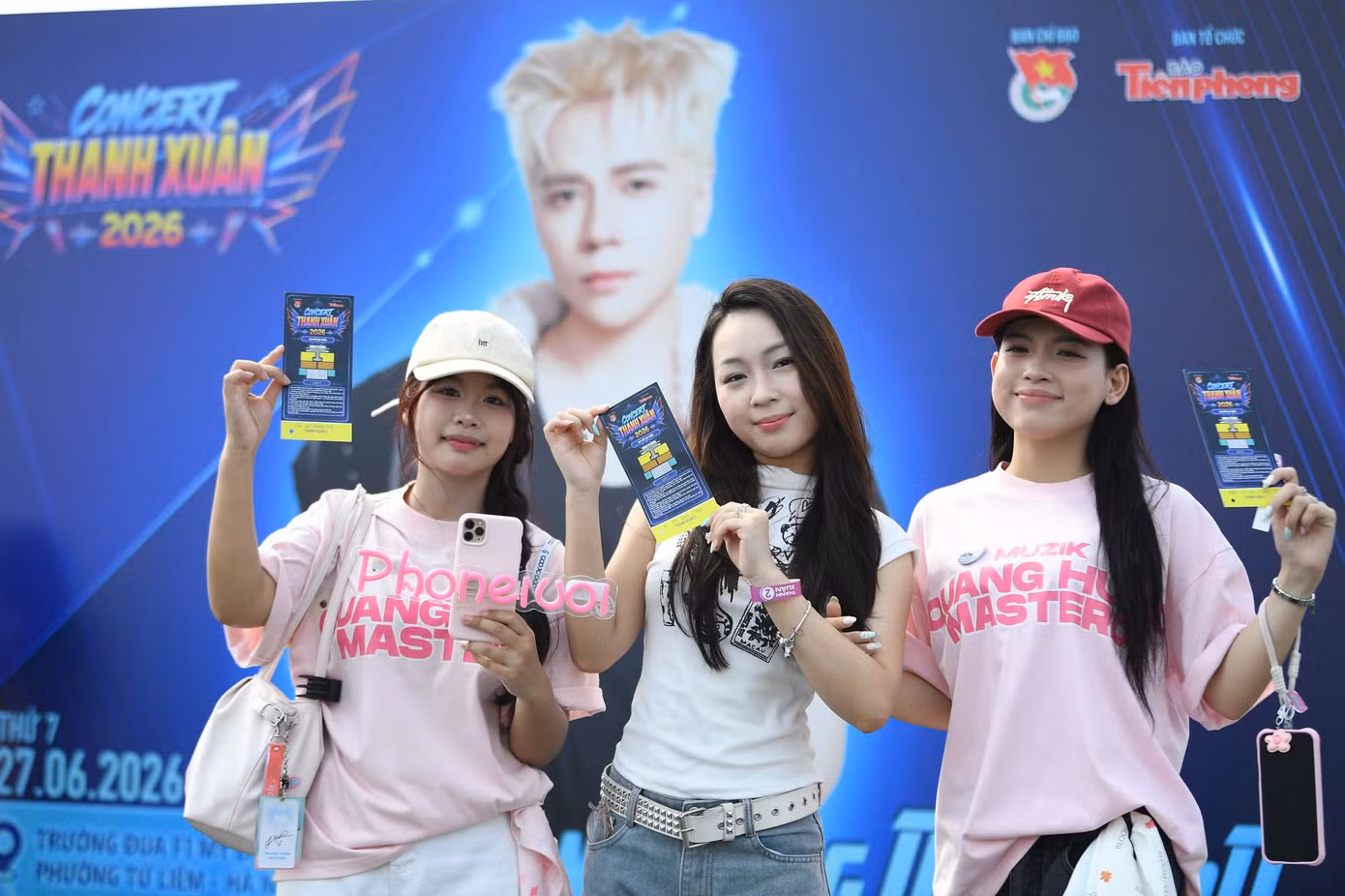 Sắc hồng từ nhóm hâm mộ Quang Hùng MasterD nổi bật giữa không gian concert.