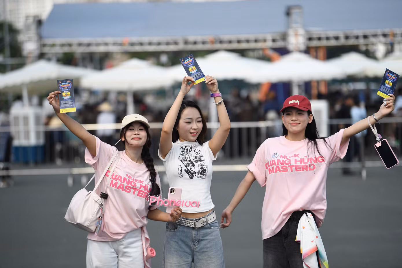 Sắc hồng từ nhóm hâm mộ Quang Hùng MasterD nổi bật giữa không gian concert.