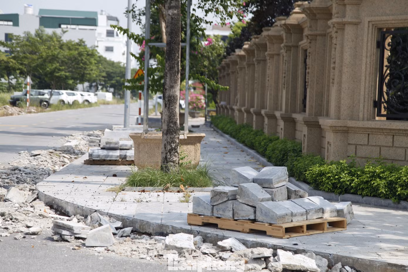 Công việc di dời nguyên khối căn biệt thự đồ sộ đang được tiến hành. Dự kiến việc di dời căn biệt thự diễn ra trong nhiều tháng.