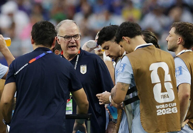 Các cầu thủ Uruguay phản đối chiến thuật của HLV Bielsa
