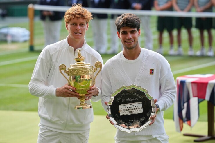 Á quân Alcaraz (bên phải) vắng mặt, Sinner (bên trái) cũng gặp vấn đề riêng ở Wimbledon 2026