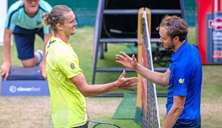 Cơ hội cũng sẽ đến với Zverev (bên trái) hay Medvedev (bên phải) dù họ không phải chuyên gia sân cỏ