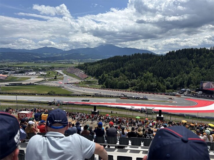 Khán giả có ‘view’ bao quát nhờ vào sự chênh lệch độ cao của Red Bull Ring