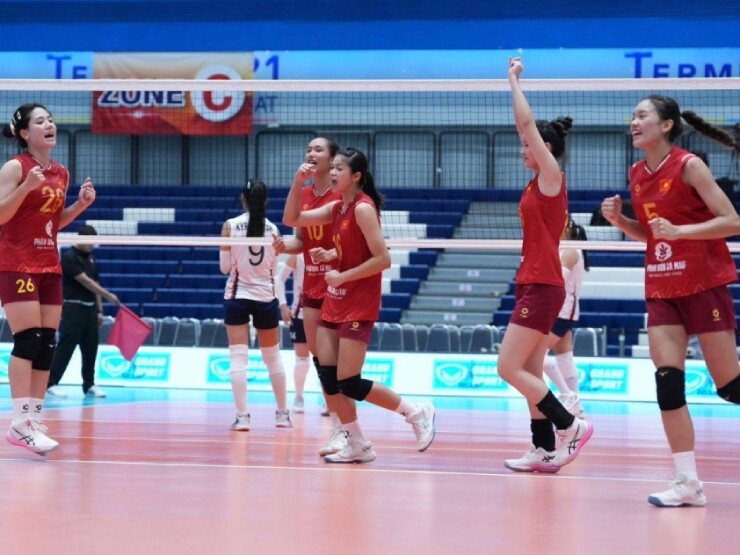 Ánh Thảo (số 5) và đồng đội đã chắc suất vào bán kết giải bóng chuyền giao hữu đang diễn ra ở Thái Lan