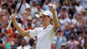 Sinner gặp ác mộng ngay vòng 1 vẫn có kỷ lục, Djokovic thể hiện ý chí sắt đá ở Wimbledon