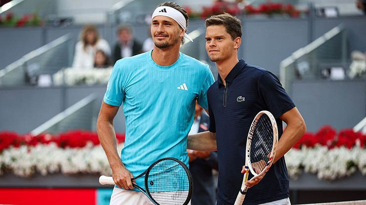 Zverev (áo xanh) vượt trội kinh nghiệm và phong độ, hứa hẹn thắng nhanh ngày ra quân