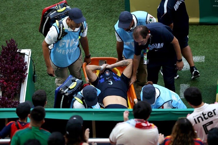 Ugarte rời sân trên cáng trong nước mắt ở trận đấu giữa Uruguay và Tây Ban Nha