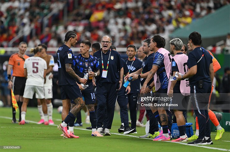 HLV Bielsa thừa nhận không đóng góp gì đáng kể cho đội tuyển