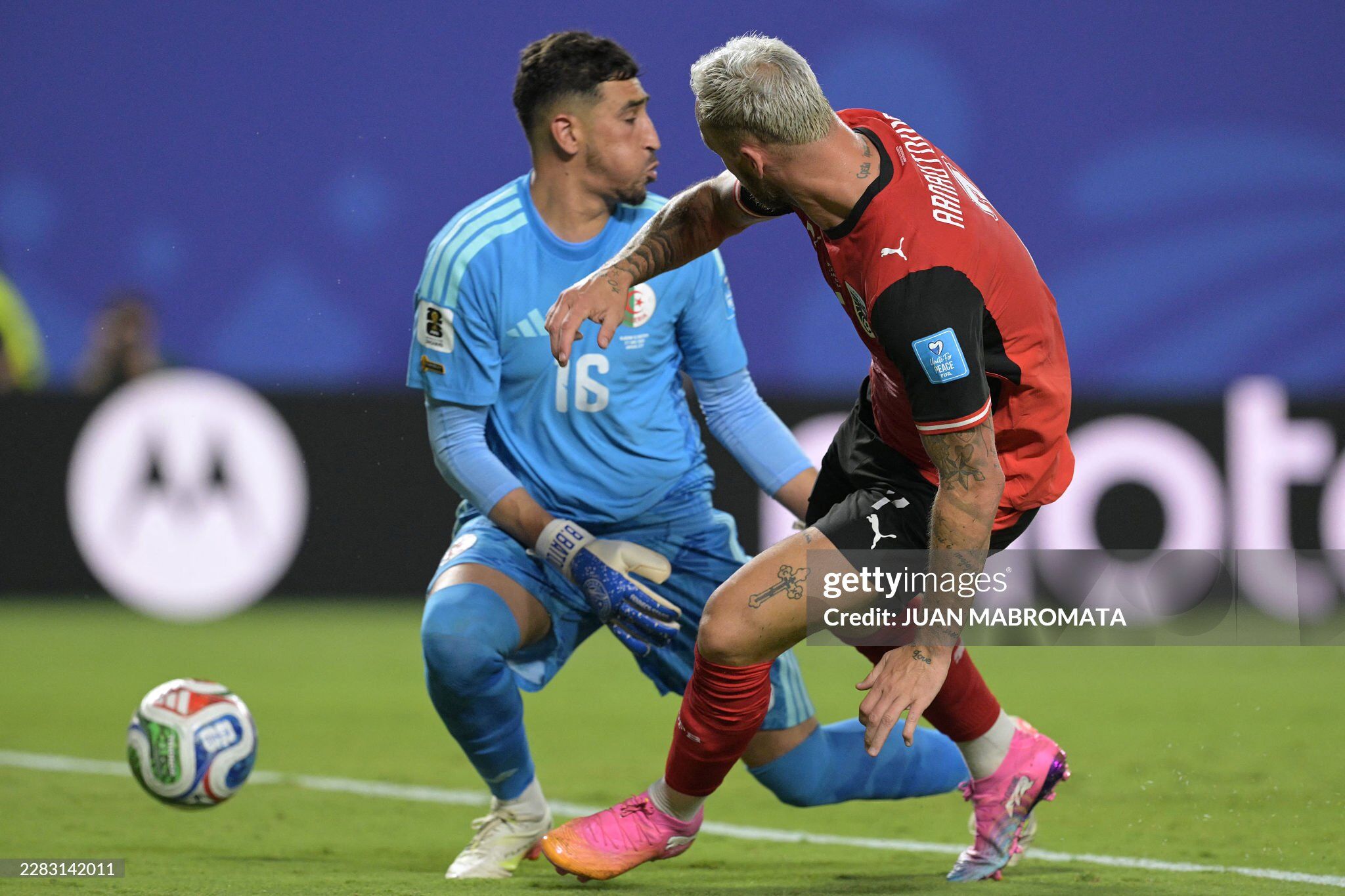 Arnautovic ghi bàn vào lưới Algeria