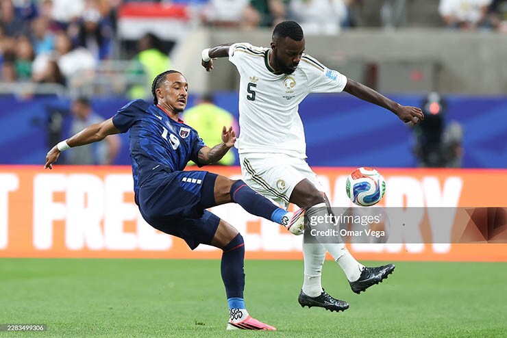 Saudi Arabia (áo trắng) và Cape Verde thi đấu quyết tâm