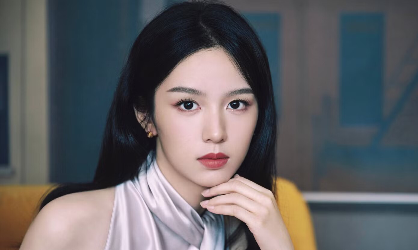 Châu Dã vốn là nữ chính, nổi tiếng nhất đoàn phim, nhưng giờ đây cô bị đẩy xuống vị trí thứ 3.