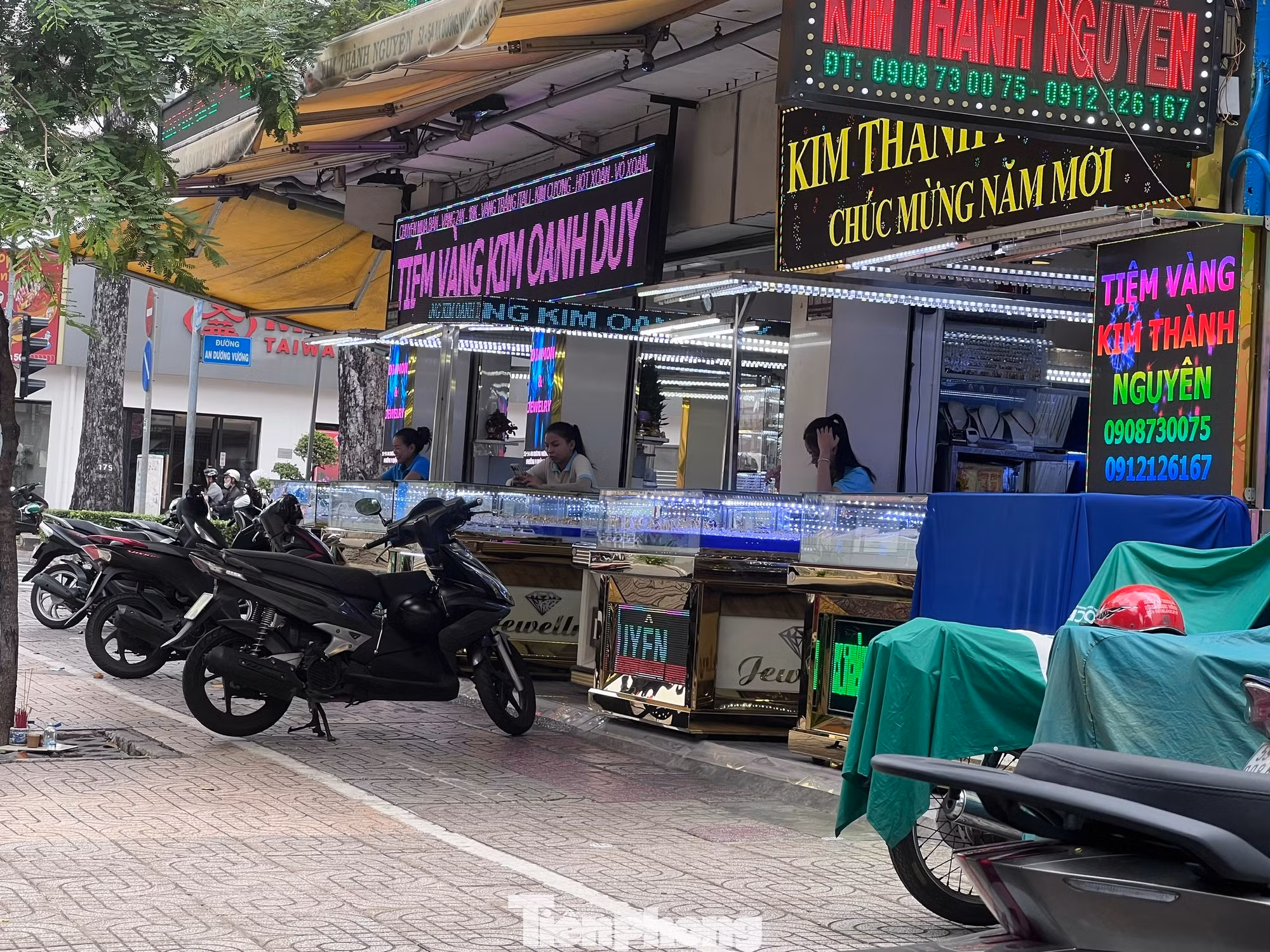 Nhiều tuyến phố chuyên doanh vàng - đá quý ở TPHCM trầm lắng, chỉ có người bán