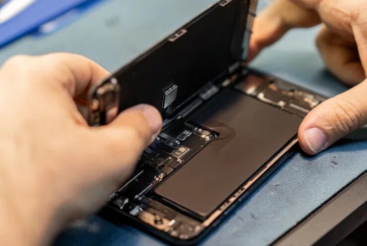 Smartphone pin rời ngày càng hiếm gặp.
