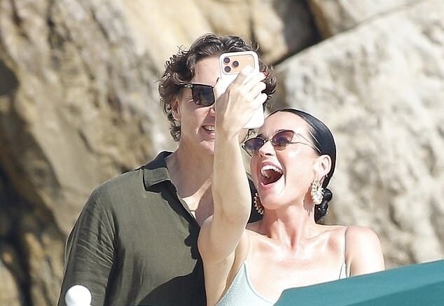 Katy Perry và Justin Trudeau selfie.&nbsp;