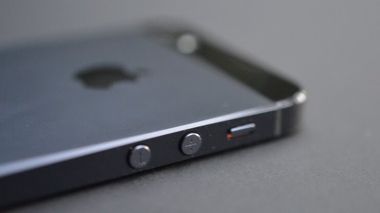 Black & Slate là phiên bản đen kết hợp xám đá phiến trên iPhone 5. Khác với màu đen thông thường, mặt lưng nhôm có ánh xanh xám đặc trưng. Tuy nhiên, lớp sơn dễ bong tróc và trầy xước khiến Apple sớm khai tử màu sắc này.