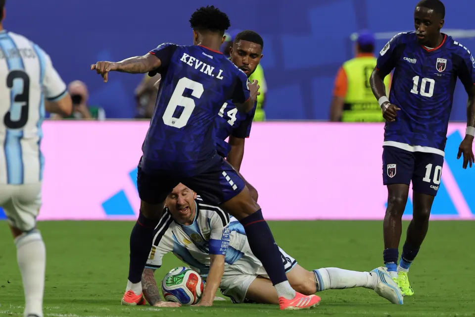 Messi va mặt vào đầu gối của Kevin Pina bên phía Cape Verde