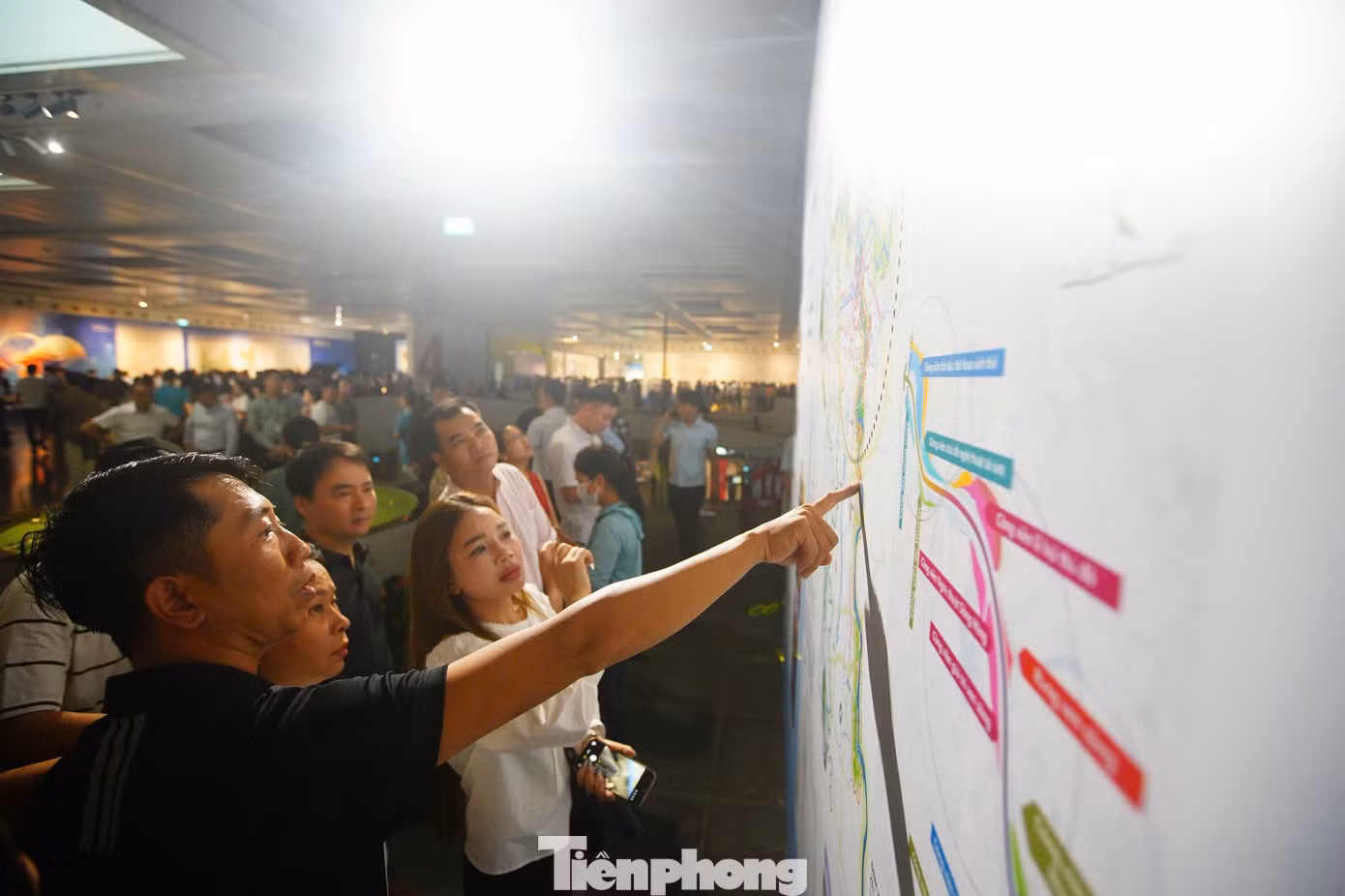 Ông Đỗ Mạnh Hưng (phường Bạch Mai) ấn tượng nhất với loạt tuyến Metro của Hà Nội, nếu hoàn thiện, giao thông Hà Nội sẽ thay đổi hoàn toàn. Tuy nhiên, ông Hưng cũng kiến nghị cần sớm có quy hoạch chi tiết và cũng công khai để người dân nắm bắt được.