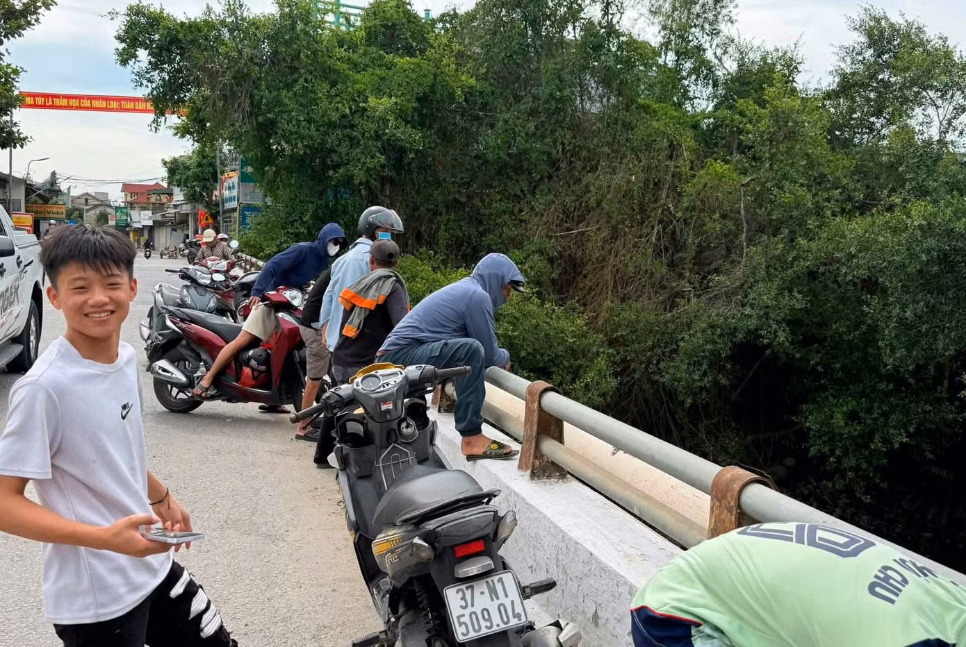 Rất đông người dân hiếu kỳ theo dõi sự việc.