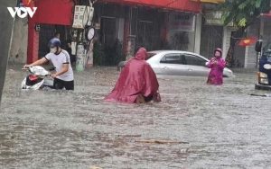 Mưa lớn kéo dài, nhiều tuyến đường ngập sâu ở Hải Phòng