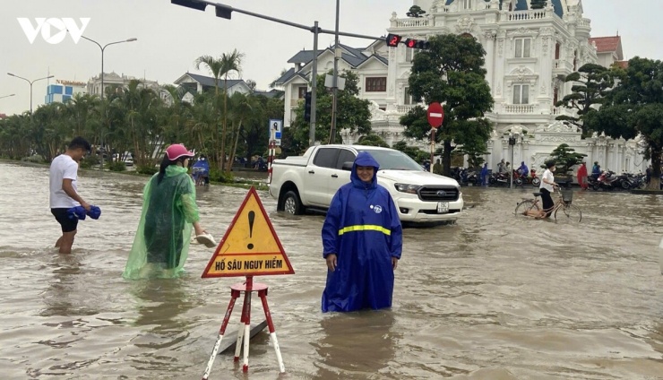 Nhân viên Công ty TNHH MTV Thoát nước Hải Phòng ứng trực tại các điểm ngập, khơi thông dòng chảy nhằm đẩy nhanh quá trình tiêu thoát nước trên địa bàn thành phố.