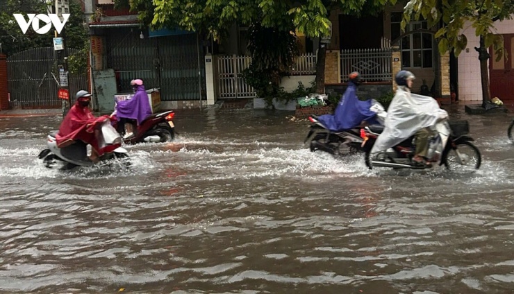 Nhiều khu vực ngoại thành Hải Phòng cũng xảy ra tình trạng ngập cục bộ trong sáng 30/6.