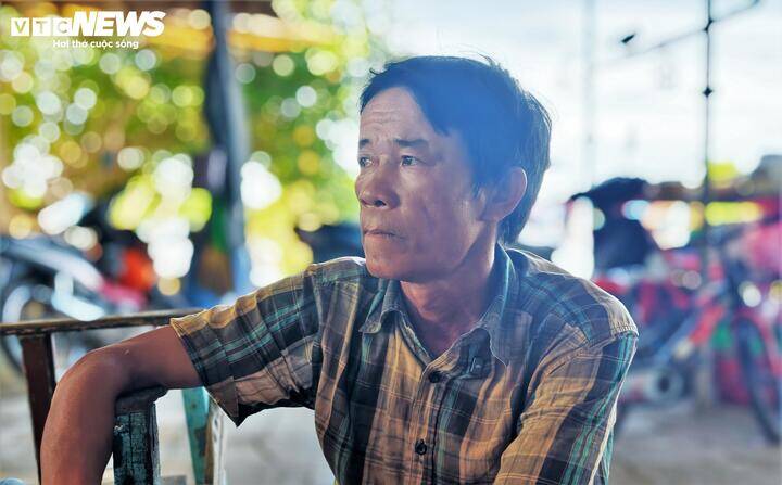Ông Lê Văn Ngà (47 tuổi) trú phường Quy Nhơn Đông, tỉnh Gia Lai), là một trong những người trông coi ghe tại vị trí hoả hoạn chia sẻ: "Mọi thứ diễn ra quá nhanh, gió thổi mạnh như tạt thêm dầu vào lửa. Nhiều chủ ghe tàu ở xa, còn chúng tôi chỉ biết chạy thoát thân chờ cứu hộ đến chứ không thể di dời tàu đi nơi khác. Nhìn hơn chục con tàu của bà con cháy rụi mà tim gan tôi như thắt lại"