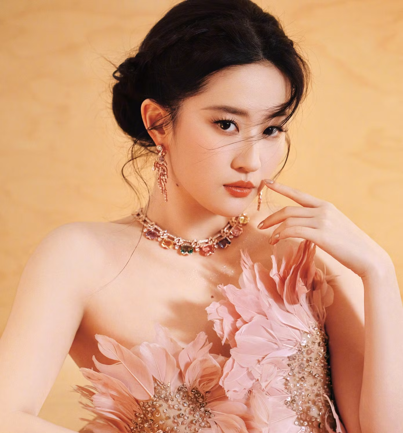 Ban tổ chức giải Bạch Ngọc Lan sử dụng chủ đề có nội dung bôi nhọ Lưu Diệc Phi trong báo cáo thành tích truyền thông, khiến fan của thần tiên tỷ tỷ bức xúc.