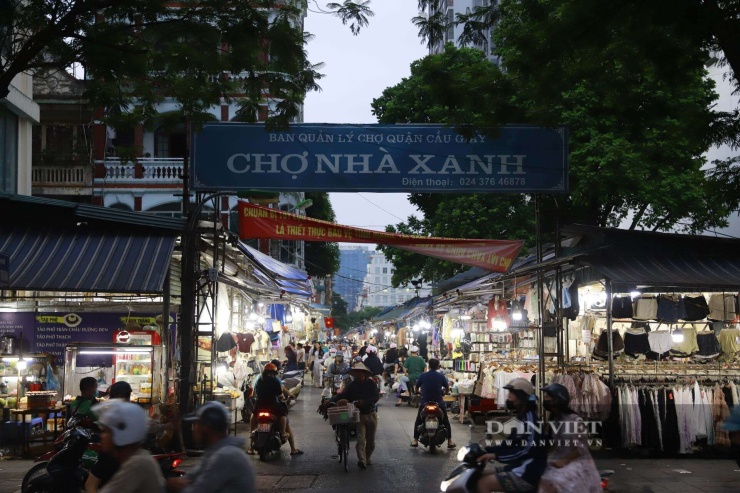 Chợ Nhà Xanh là một khu chợ hạng 3, đã được thành phố phê duyệt từ năm 2010 và nằm trong quy hoạch mạng lưới bán buôn, bán lẻ trên địa bàn thành phố theo quyết định năm 2012. Hiện tại, UBND phường Cầu Giấy giao Ban Quản lý dự án đầu tư - hạ tầng phường trực tiếp quản lý và khai thác khu chợ này.