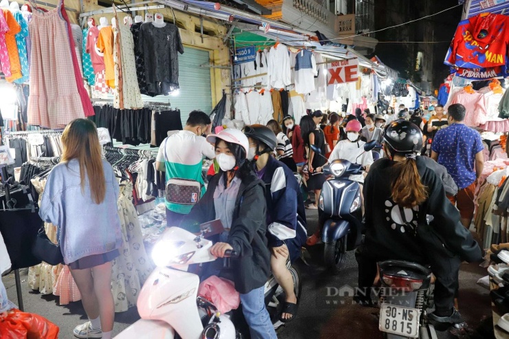 Những năm trước đây, lòng đường Phan Văn Trường (đoạn qua chợ Nhà Xanh) thường xuyên bị các tiểu thương “hô biến” thành của riêng để làm địa điểm kinh doanh diễn ra công khai cả ngày lẫn đêm, khiến khu vực này trở nên ngột ngạt và tình trạng ùn tắc giao thông xảy ra như cơm bữa. Hình ảnh chụp tháng 11/2023.