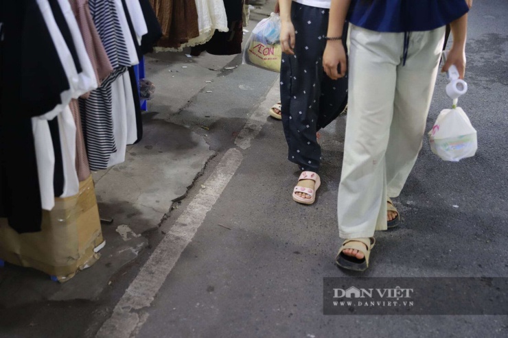 Lực lượng chức năng đã kẻ vạch sơn trắng dưới lòng đường để phân định rõ ranh giới khu vực được phép kinh doanh.