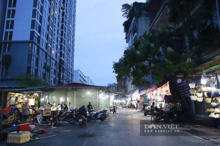 Để giải quyết vấn đề này và chuẩn bị cho lộ trình sắp tới, chính quyền địa phương dự kiến triển khai đầu tư xây dựng tuyến phố Phan Văn Trường (đoạn từ đường Xuân Thủy đến Bảo tàng Binh chủng Hóa học) và tuyến đường nối từ ngõ 87 Nguyễn Phong Sắc đến phố Phan Văn Trường. Phường đã đề xuất UBND TP Hà Nội xem xét giao nhiệm vụ chủ đầu tư để thực hiện dự án theo kế hoạch đầu tư công trung hạn 5 năm 2021-2025 và định hướng 2026-2030. Đồng thời, đề xuất cải tạo, nâng cấp chợ Cầu Giấy trong giai đoạn 2026-2028 nhằm bảo đảm ổn định kinh doanh cho các hộ tiểu thương và an sinh xã hội trên địa bàn.
