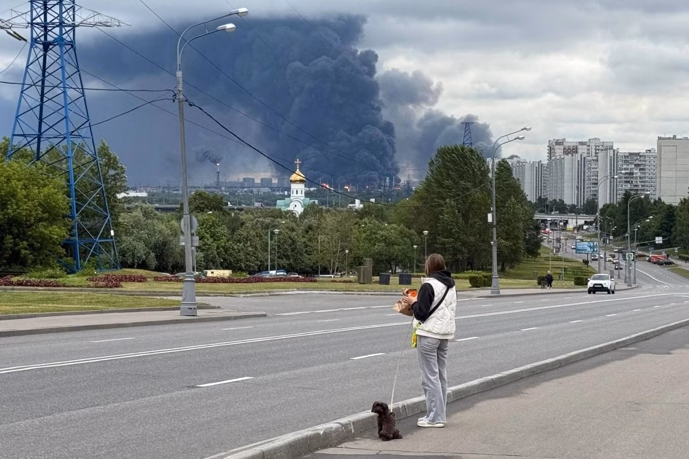 Khói bốc lên từ nhà máy lọc dầu Mátxcơva của Gazprom Neft ở vùng ngoại ô phía Đông Nam thủ đô Mátxcơva của Nga vào ngày 18/6/2026 sau một cuộc tấn công bằng máy bay không người lái của Ukraine. Ảnh: Jiji Press.
