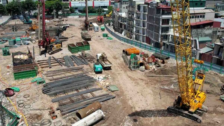 Trên công trường xây dựng dự án cầu Trần Hưng Đạo những ngày cuối tháng 6/2026, ghi nhận nhiều mũi thi công được tổ chức đồng thời nhằm đẩy nhanh tiến độ thực hiện dự án. Theo thiết kế, cầu Trần Hưng Đạo có tổng chiều dài khoảng 4,18km. Điểm đầu của tuyến nằm tại nút giao ngã 5 Trần Hưng Đạo – Trần Thánh Tông và điểm cuối kết nối với phố Nguyễn Sơn.