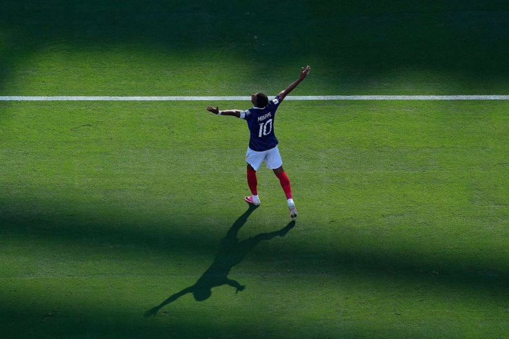 Không quá ồn ào, nhưng Mbappe đang khiến mọi hàng thủ phải sợ hãi. Ảnh: AP