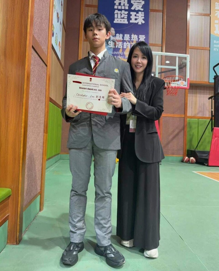 Lữ Lệ Quân bên con trai. Ảnh: Instagram