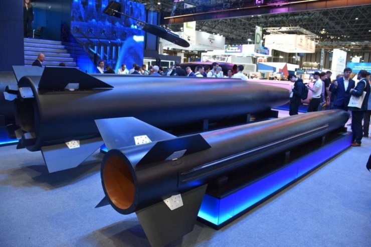 Tên lửa FP-9 và FP-7. Ảnh của Bartłomiej Kucharski/”Wojsko i Technika”