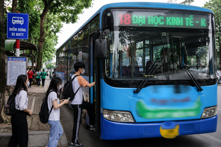 Từ ngày 1/7, chính sách xe buýt miễn phí trong Vành đai 1 chính thức được áp dụng tại Hà Nội. Tuy nhiên, hành khách cần lưu ý một số quy định để được hưởng đầy đủ quyền lợi (hình ảnh minh họa).