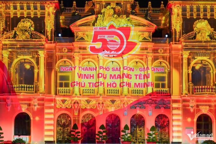 TPHCM: Tòa nhà hơn 100 năm tuổi rực sáng với màn trình chiếu 3D mapping khổng lồ - 2