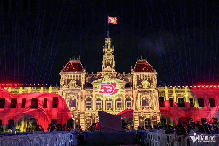 TPHCM: Tòa nhà hơn 100 năm tuổi rực sáng với màn trình chiếu 3D mapping khổng lồ - 1