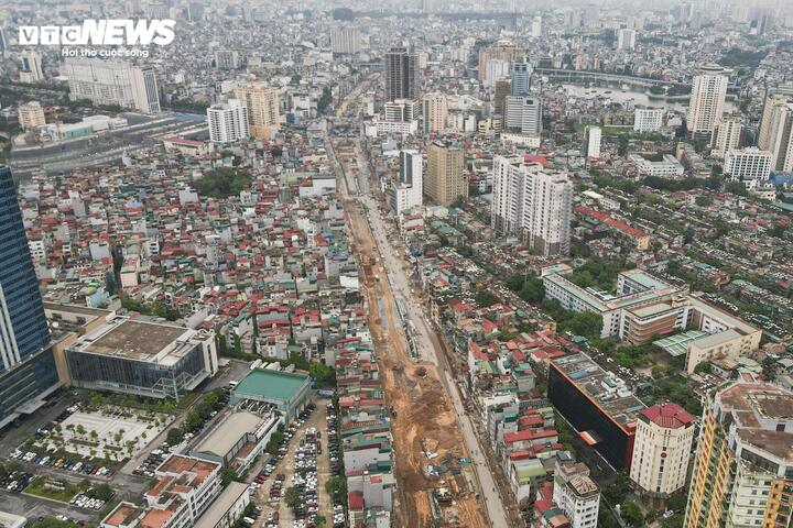 UBND TP Hà Nội vừa yêu cầu các sở, ngành và đơn vị liên quan khẩn trương tháo gỡ các khó khăn, vướng mắc để đẩy nhanh tiến độ Dự án đầu tư xây dựng đường Vành đai 1, đoạn Hoàng Cầu - Voi Phục. Thành phố đặt mục tiêu thông xe toàn tuyến trước ngày 2/9 và hoàn thành dự án trong năm 2026.