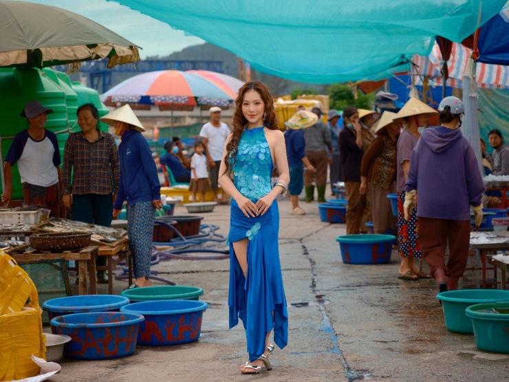 Hương Tràm mang cả chợ cá Cửa Lò vào MV.